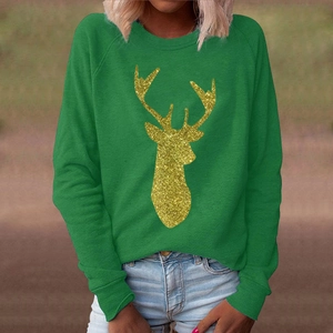Detail eines glitzernden goldenen Rentier-Prints auf grünem Weihnachts-Sweatshirt