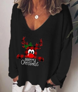 Détail du haut de Noël noir avec motif renne à carreaux rouges et texte merry Christmas