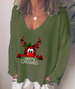 Détail de l'imprimé renne de Noël et texte merry Christmas sur haut vert à manches longues