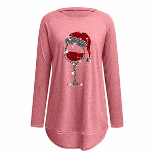 Dettaglio maglia rosa a maniche lunghe con stampa glitterata di calice di vino natalizio