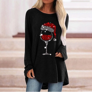 Dettaglio della stampa con bicchiere di vino e cappello di Babbo Natale sulla maglia donna