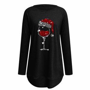 Dettaglio della stampa del bicchiere di vino natalizio glitterato su maglia nera a maniche lunghe