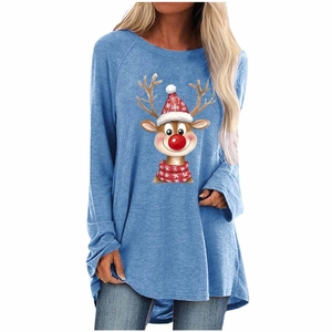 Détail de l'imprimé renne de Noël sur un t-shirt bleu à manches raglan et coupe ample