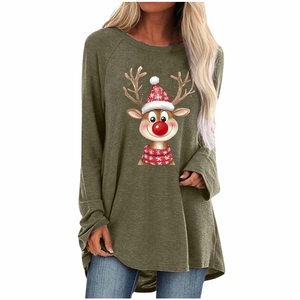 Gros plan sur l'imprimé renne de Noël du t-shirt à manches longues en vert armée