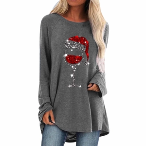 Dettaglio della stampa calice di vino natalizio con cappello rosso su t-shirt grigia