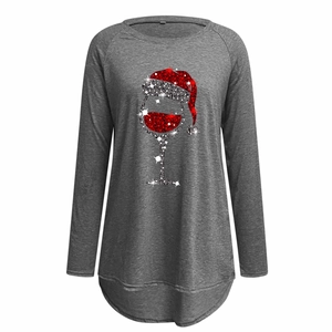 Dettaglio della stampa calice di vino natalizio su maglia grigia a maniche raglan