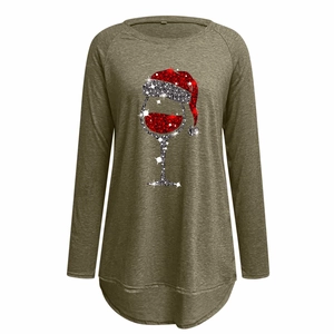 Dettaglio della stampa del bicchiere di vino natalizio e delle maniche raglan sulla maglia