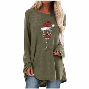 Détail de l'imprimé verre de Noël scintillant sur haut vert olive à manches raglan