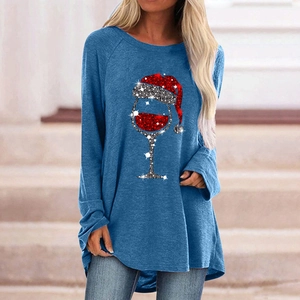 Dettaglio calice di Natale con cappello di paillettes su maglia blu a maniche lunghe