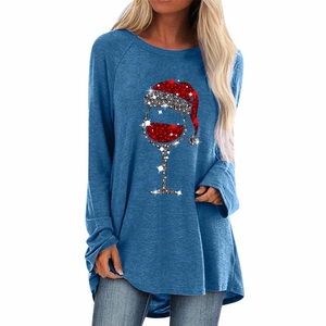 Dettaglio della maglietta natalizia da donna con maniche raglan e stampa calice di vino