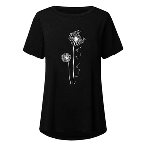 Détail de l'imprimé pissenlit blanc sur un t-shirt décontracté noir à col rond