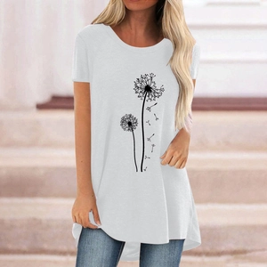 Détail du t-shirt blanc à col rond avec motif pissenlit et ourlet arrondi asymétrique