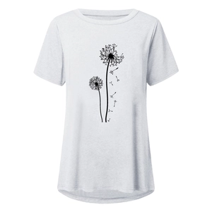 Détail de l'imprimé pissenlit noir sur un t-shirt blanc en coton à manches courtes