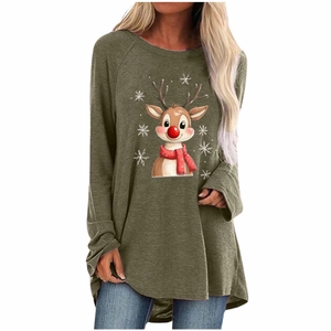 Détail d'un t-shirt de Noël à manches longues avec imprimé renne et ourlet arrondi élégant