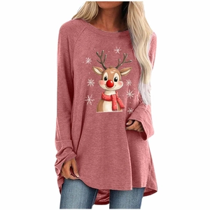 Détail de l'imprimé renne de Noël sur un t-shirt ample à manches raglan mauve femme