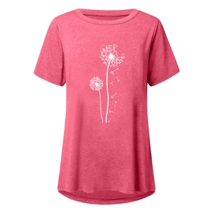 Détail de l'imprimé pissenlit blanc sur le t-shirt rose rouge à manches courtes ample