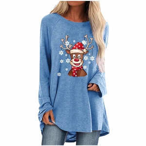 Gros plan sur l'imprimé renne de Noël d'un tee-shirt à manches longues bleu clair
