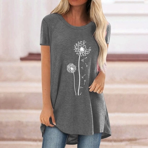 Détail d'un t-shirt gris foncé ample avec imprimé pissenlit et texture en coton doux