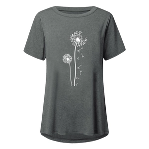 Détail de l'imprimé pissenlit sur t-shirt gris foncé avec col rond classique