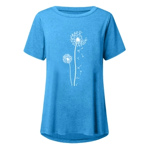 Détail de l'imprimé pissenlit blanc sur t-shirt bleu à manches courtes et col rond