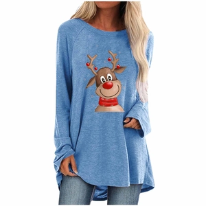Détail de l'imprimé renne de Noël sur t-shirt raglan ample à manches longues