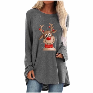 Détail de l'imprimé renne de Noël avec écharpe rouge et flocons sur chemise grise à manches longues