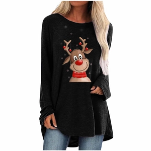 Détail de l'imprimé renne de Noël et de l'ourlet arrondi sur t-shirt noir à manches