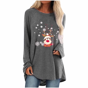 Détail d'un t-shirt gris à manches raglan avec un motif festif de renne de Noël