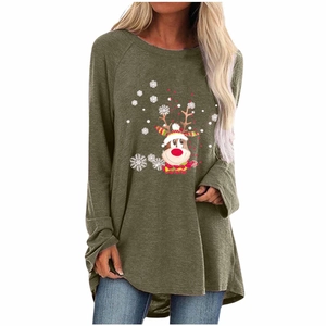 Détail d'un t-shirt de Noël vert armée avec motif renne de dessin animé et flocons