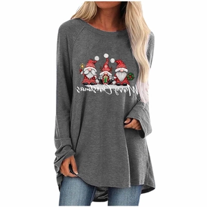 Détail d'un t-shirt gris à manches longues avec gnomes festifs et texte Merry Christmas