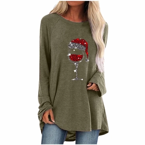 Détail du t-shirt de Noël vert olive avec imprimé de verre à vin festif pour femme