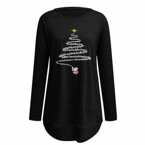 Détail de l'imprimé sapin de Noël et Père Noël sur un t-shirt à manches raglan femme