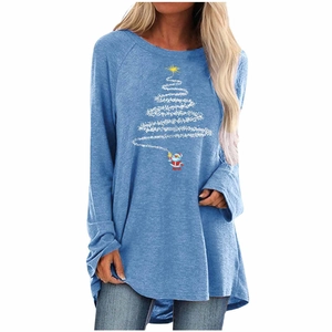 Détail de l'imprimé sapin et Père Noël sur t-shirt à manches longues bleu clair pour femme