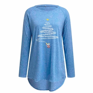 Détail de l'imprimé sapin de Noël sur ce t-shirt manches longues bleu chiné