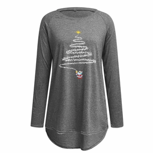 Détail du t-shirt manches raglan gris chiné avec motif sapin de Noël et étoile jaune