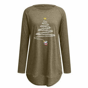 Détail de l'imprimé sapin de Noël et manches raglan sur le t-shirt manches longues vert