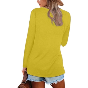 Vue arrière du t-shirt jaune à manches longues avec coupe ample et short en jean