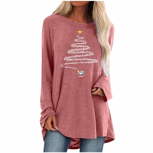 Détail de l'imprimé sapin de Noël et de l'ourlet arrondi du t-shirt ample à manches longues