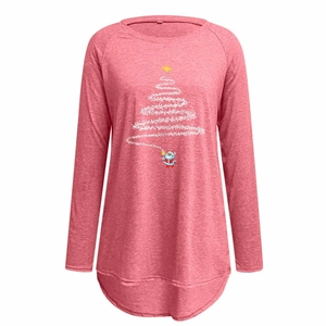 Détail de l'imprimé sapin de Noël et personnage sur un t-shirt rouge chiné à manches longues