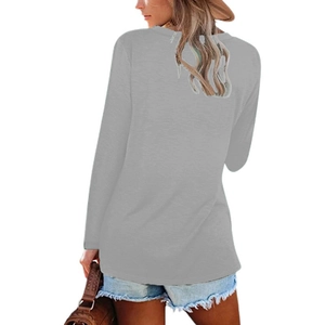 Vue latérale du haut gris à manches longues avec short en jean bleu sur fond blanc