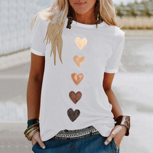 Dettaglio di una t-shirt bianca con cinque stampe a cuore multicolore e scollo rotondo