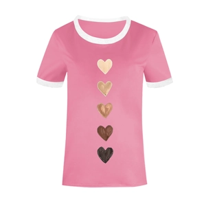 Dettaglio della t-shirt rosa con scollo bianco a contrasto e stampa cuore