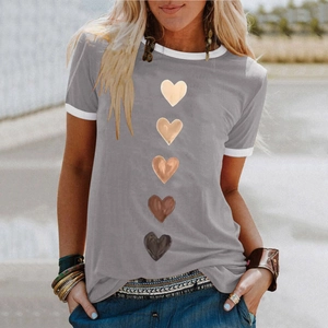 T-shirt grigia a maniche corte con stampa a cuore, bordi a contrasto e cuori sfumati