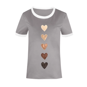 Dettaglio della t-shirt grigia ringer con stampa a cuori e bordi bianchi a contrasto