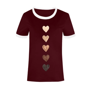 Dettaglio della stampa a cuore su t-shirt bordeaux con girocollo e maniche a contrasto