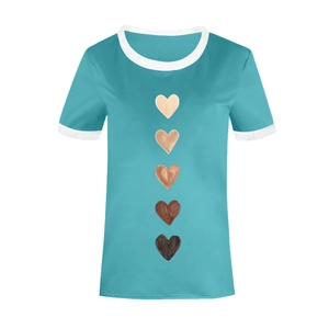 Dettaglio della stampa a cuore e bordo a contrasto su una t-shirt estiva verde teal