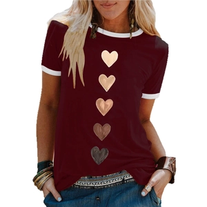 Elegante t-shirt ringer rosso vino con stampa a cuore e colletto e polsini bianchi a contrasto