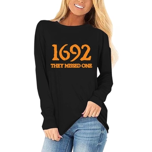 Détail de l'imprimé orange 1692 sur un t-shirt noir à manches longues pour Halloween