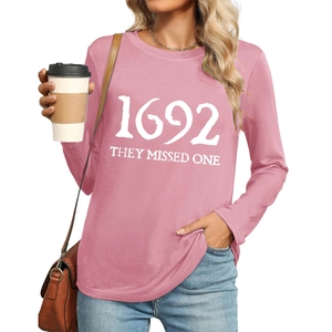 Détail du t-shirt rose à manches longues avec texte blanc 1692 et col rond élégant