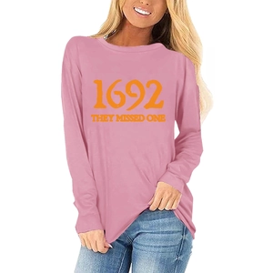 Détail d'un t-shirt rose à manches longues avec imprimé Halloween 1692 they missed one